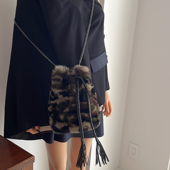 BNW JOCELYN CAMOUFLAGE RABBIT FUR BUCKET PURSE - Picture 4 of 7